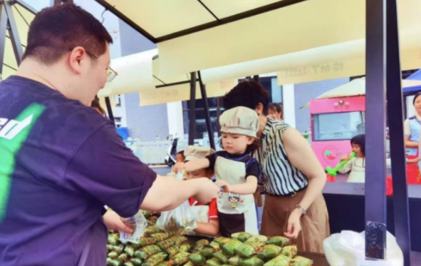 赚到人生第一桶金然后毫不犹豫地将这笔钱捐给更需求的小朋友