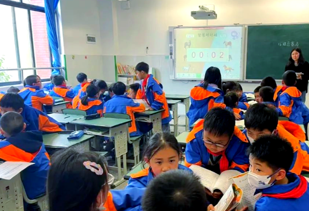 师德师风建设提升专业还活跃把信息技能用在讲堂上