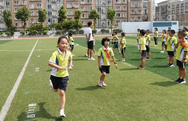 感悟劳动教育的深刻含义数学思想PK赛中家长与选拔出的学生同