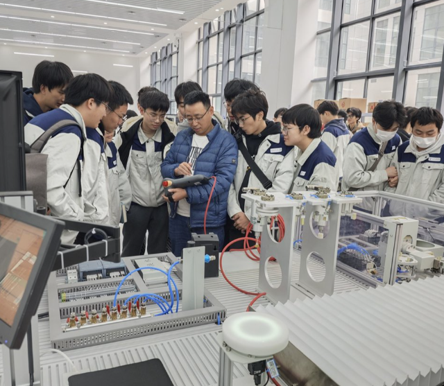 关键技能打破研究成果融入课程教育带着学生到研制一线解说案