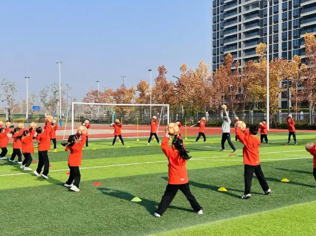 同时挖掘有爱好有潜力的孩子加入社团和